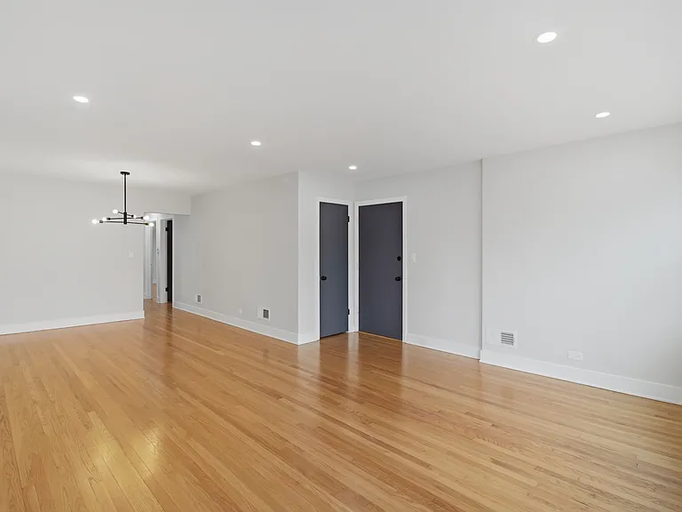 2521 W Farragut Ave #2 — Photo 2