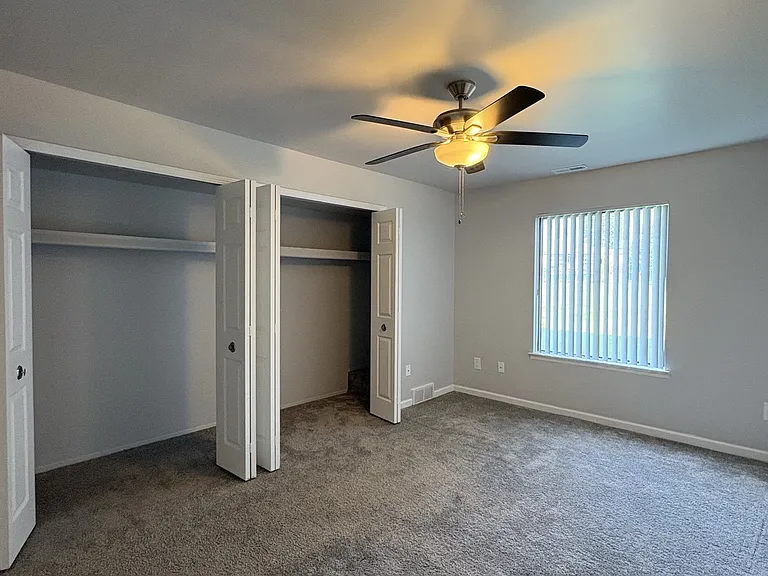 Lakeside Village Apartments — Photo 105
