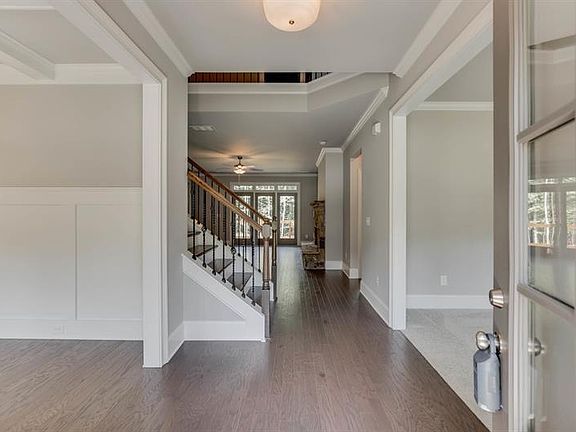 4th image of 693 Lake Crest Dr