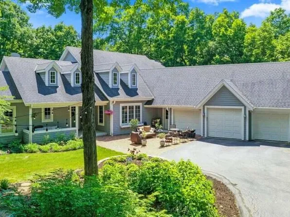 10109 North Hunt Club COURT, Mequon, WI 53097