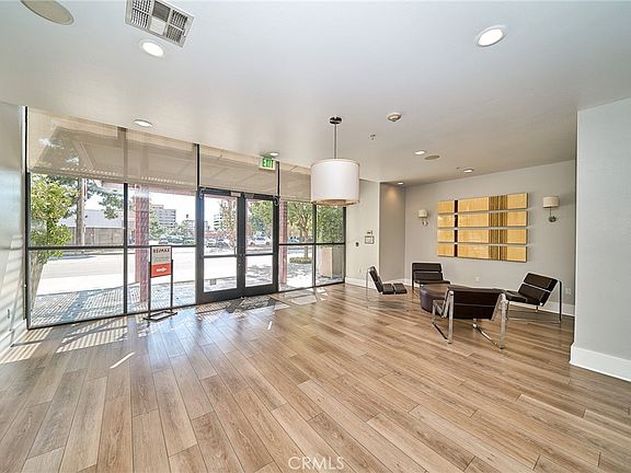 4th image of 931 E Walnut St Unit 607