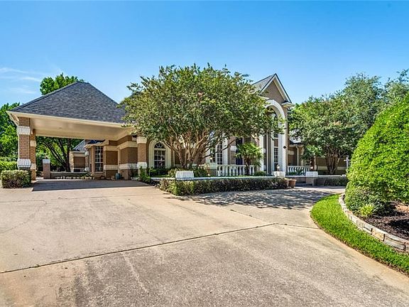 3rd image of 4704 Cresthaven Dr