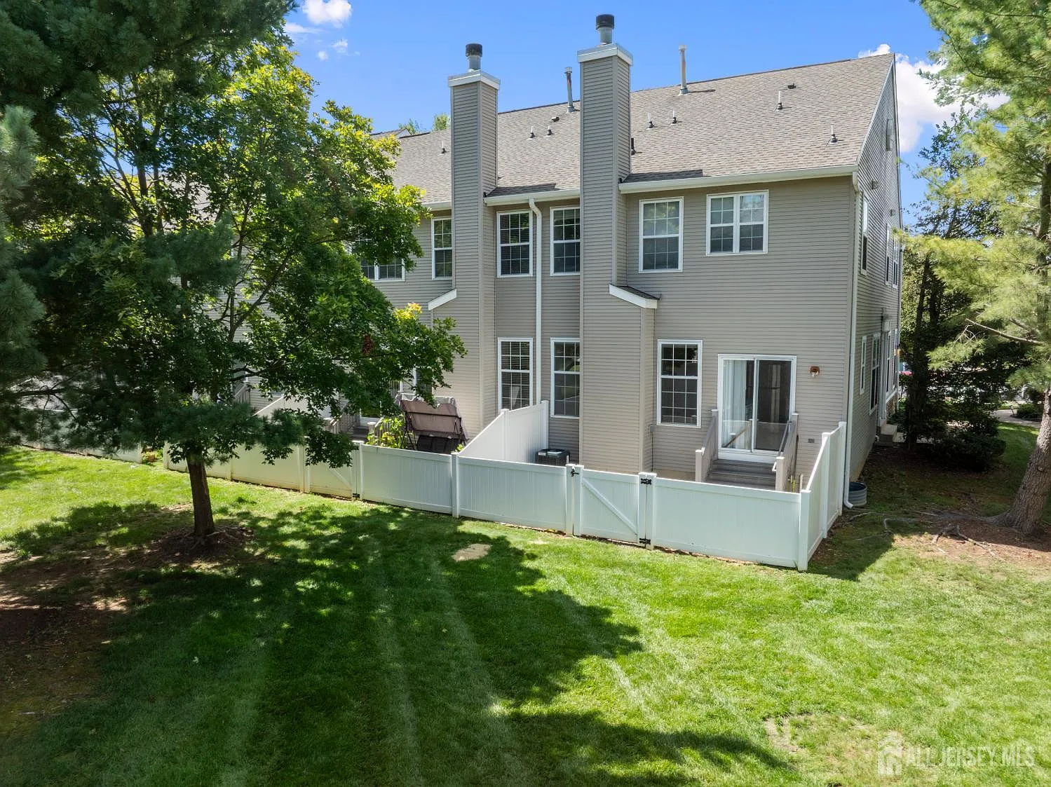 3 bed, 2.5 bath, 1822 sqft, $3,700 — Photo 2