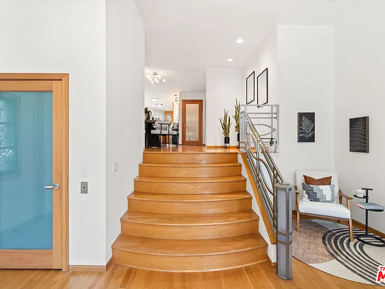 8781 Lookout Mountain Ave — Photo 3