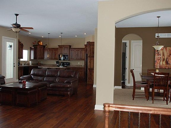 3rd image of 16935 Auburn Dr