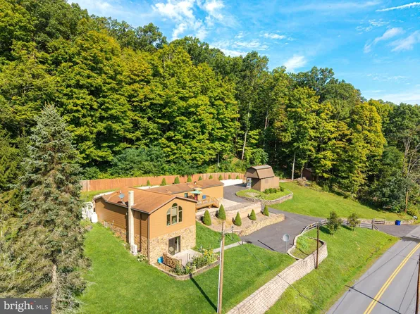 5869 Milligans Cove Rd, Manns Choice, PA 15550