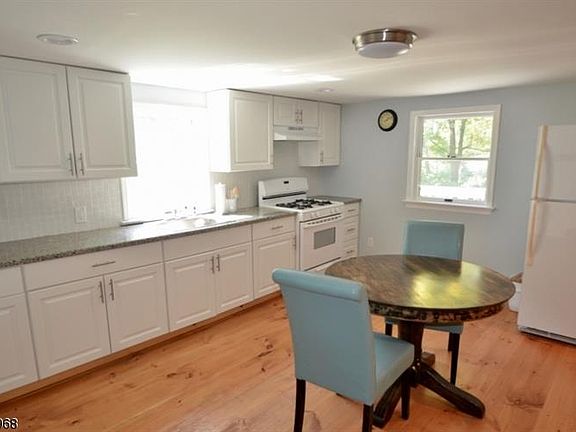 4th image of 17 Richards St