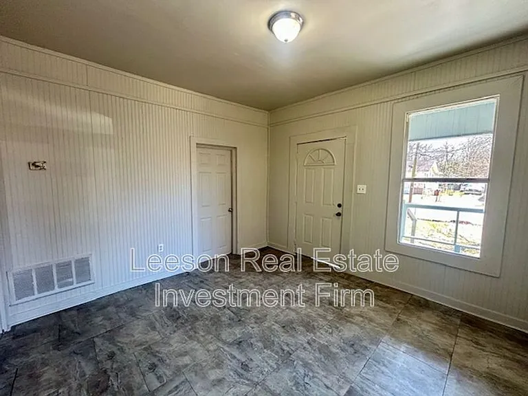 2544 Dupont St — Photo 5