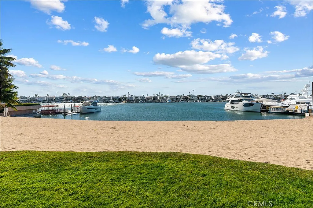 4 bed, 4.5 bath, 4590 sqft, $35,000 — Photo 2
