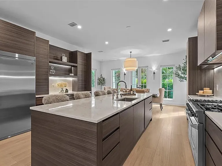 417 N Osprey Ave — Photo 3