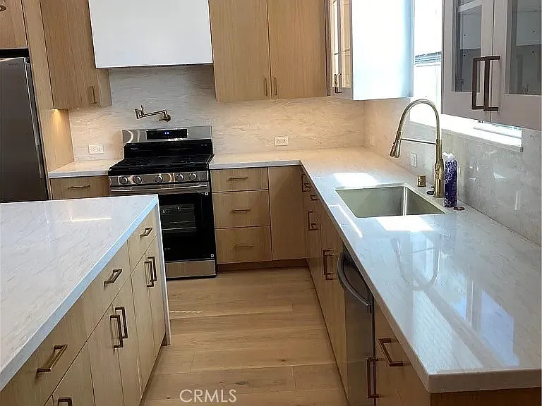3 bed, 1004 sqft, $4,200 — Photo 3