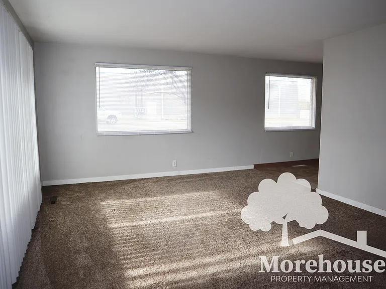 2404 S Stanley St — Photo 3