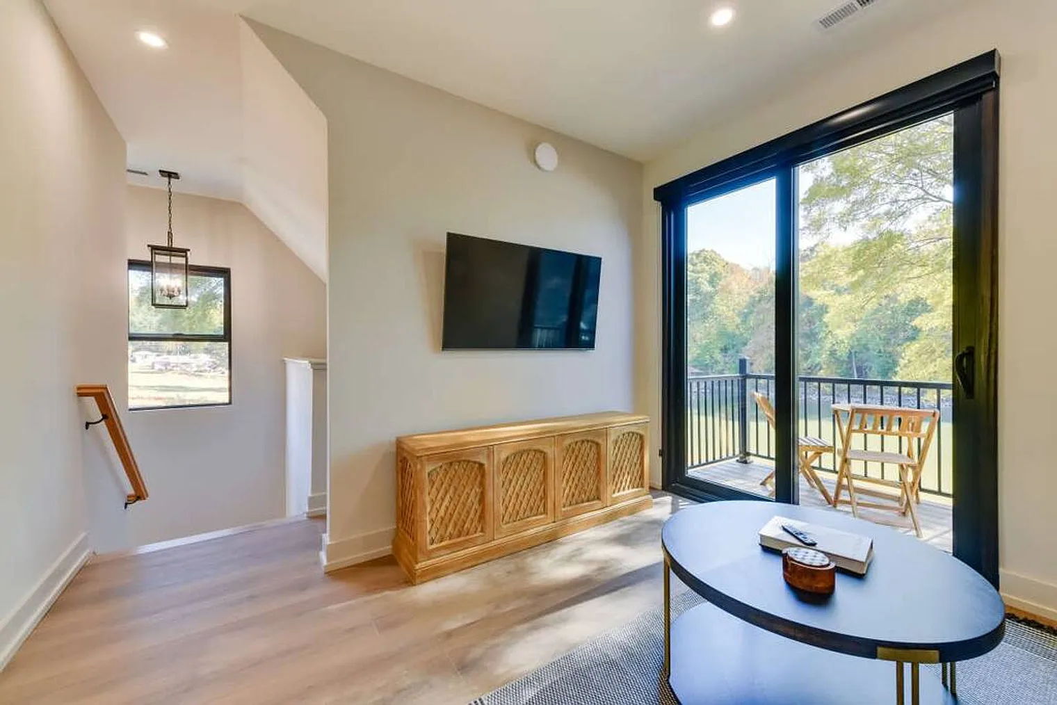 1 bed, 1.0 bath, 742 sqft, $2,301 — Photo 4