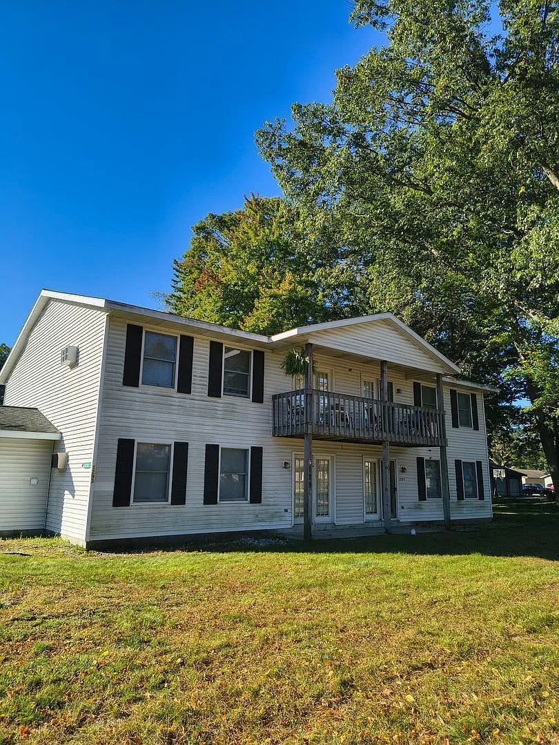 2 bed, 1.0 bath, 775 sqft, $1,195 — Photo 1