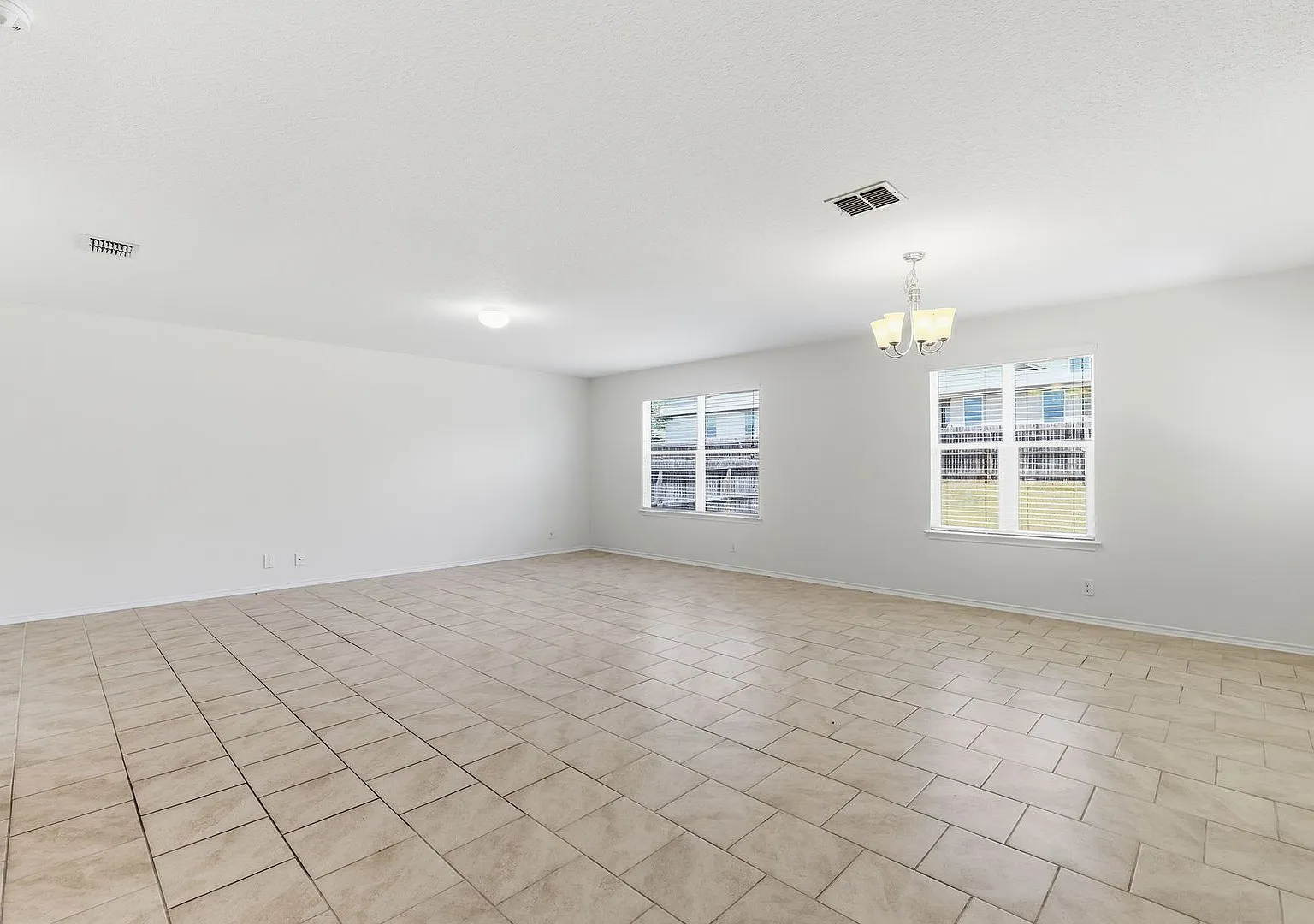 Beautiful Two-Story Home in Redbird Ranch — Photo 4