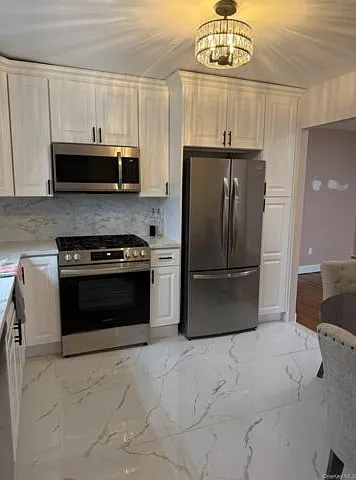 3 bed, 2.0 bath, 2352 sqft, $3,500 — Photo 2