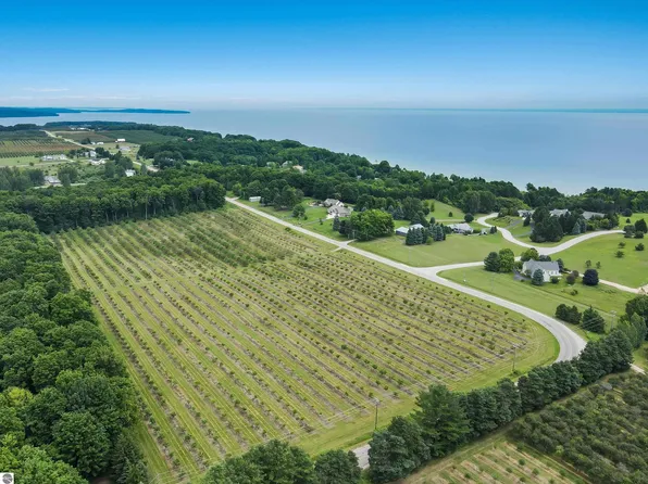 S Donnybrook Rd, Suttons Bay, MI 49682