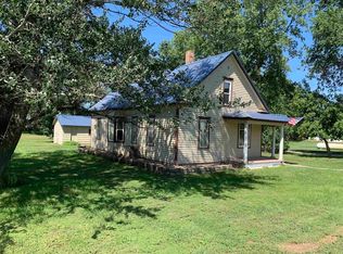 109 E 7th St, Wynot, NE 68792