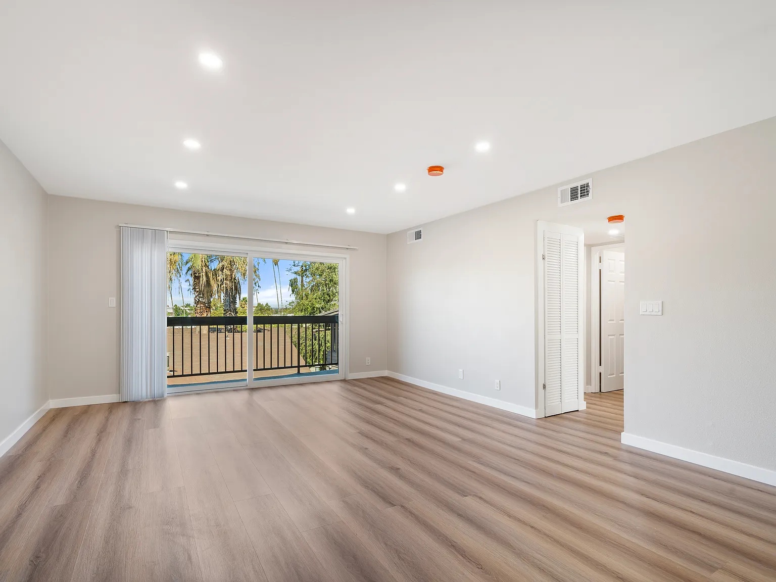 2 bed, 1100 sqft, $3,400 — Photo 2
