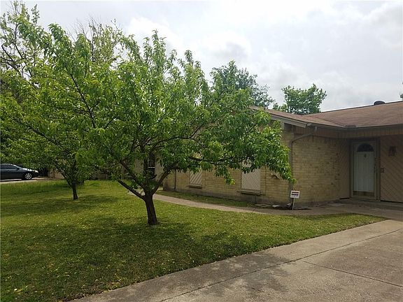 3rd image of 2118 Meadow Glen Dr