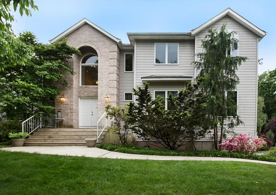 1st image of 3 Plum Hill Dr