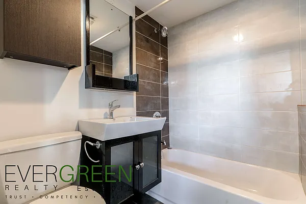 Rented by Evergreen Apartments BK | media 16