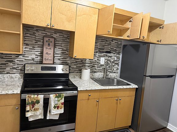 3rd image of 2202 Main St APT 3