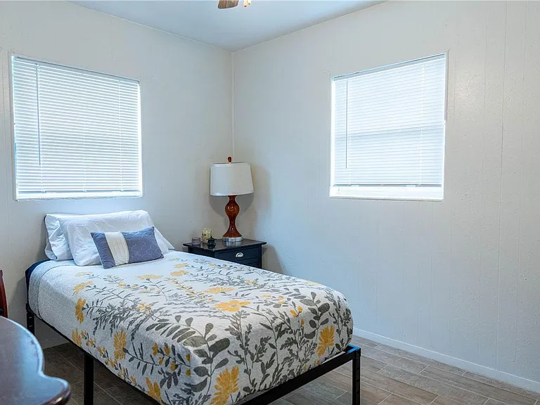 4833 Crow St — Photo 10