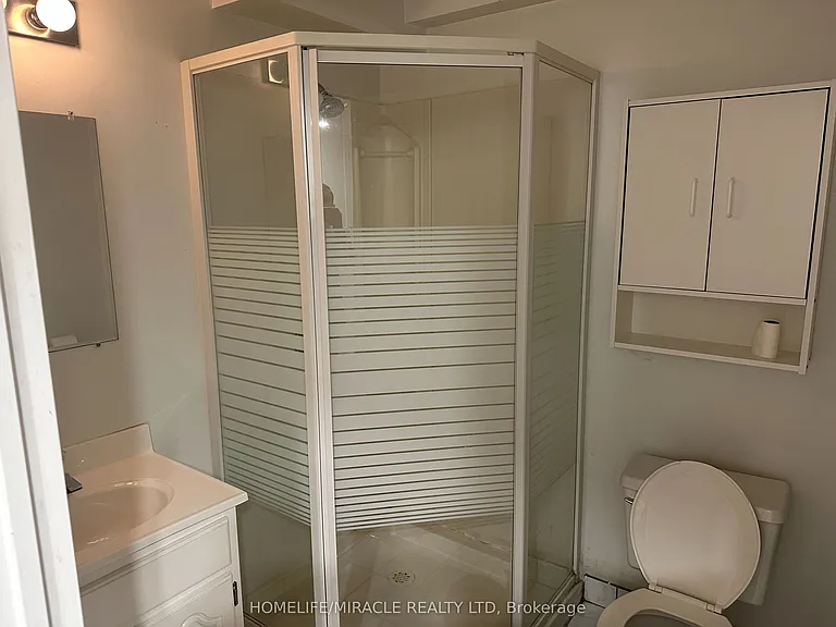 7200 Harding Cres — Photo 30