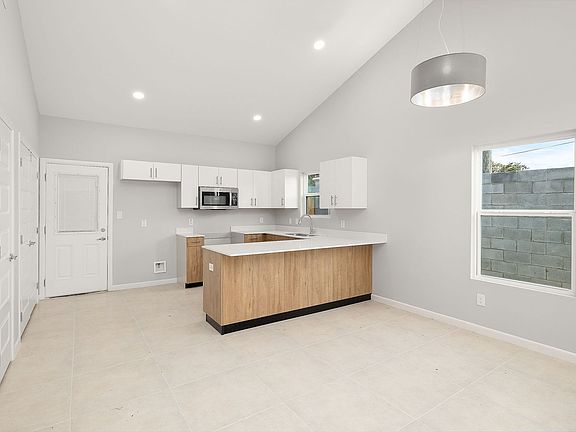 2nd image of 708 Oriole Rd #4