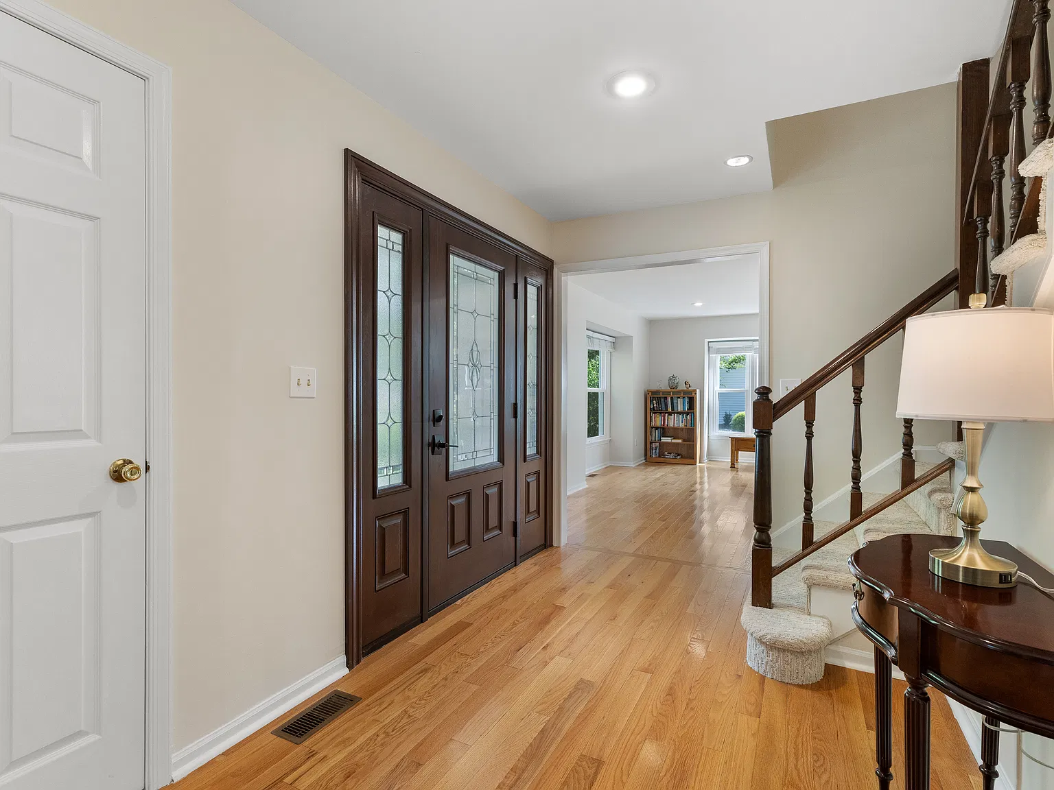 5 bed, 2.5 bath, 2640 sqft, $5,000 — Photo 2