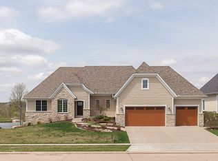 12 Country Club Ct, Le Claire, IA 52753