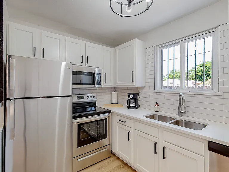 Remodeled / Fully Loaded / Furnished 2 Bed / 2 Bath in Uptown — Photo 7
