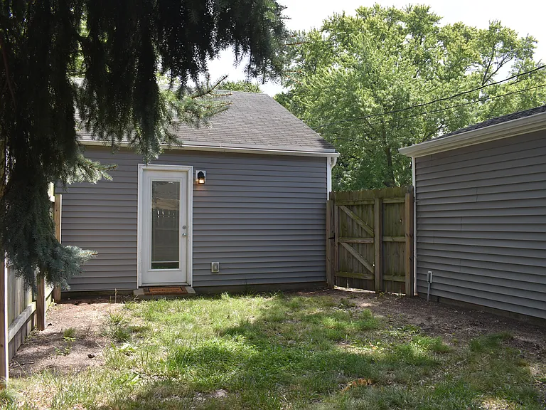 2360 Arrow St — Photo 46