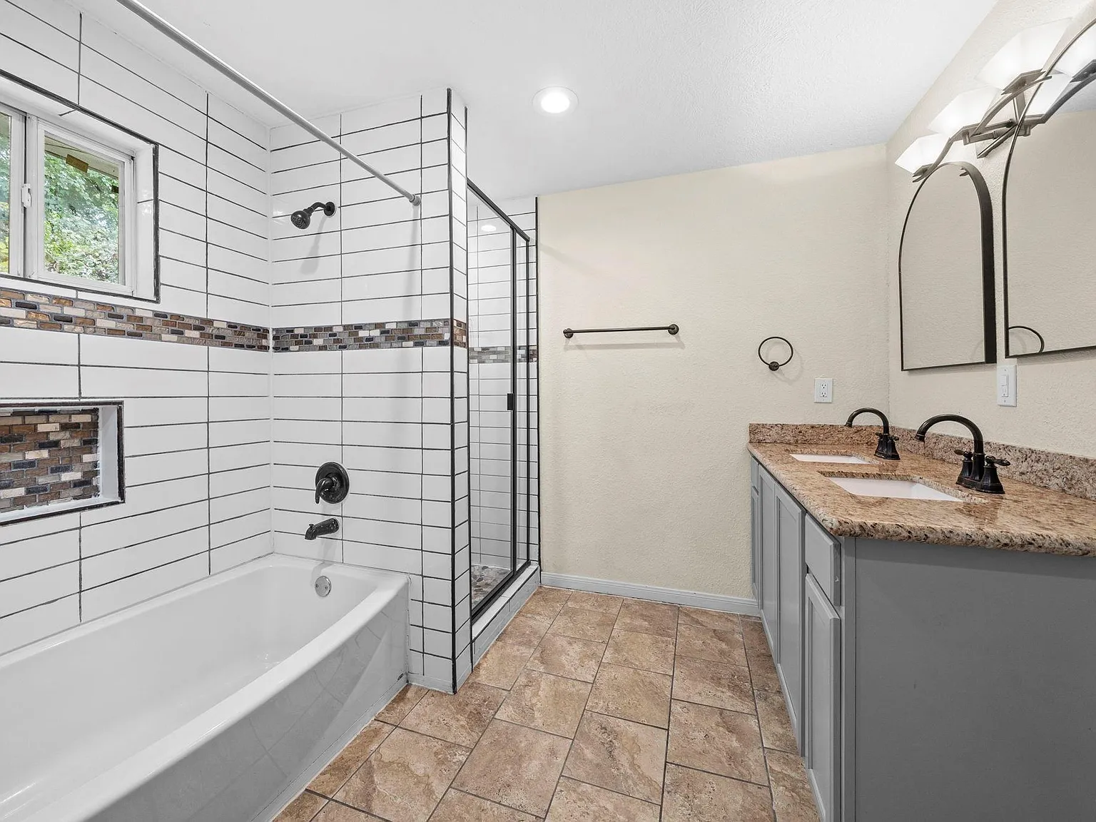 3 bed, 2.5 bath, 1713 sqft, $2,400 — Photo 3