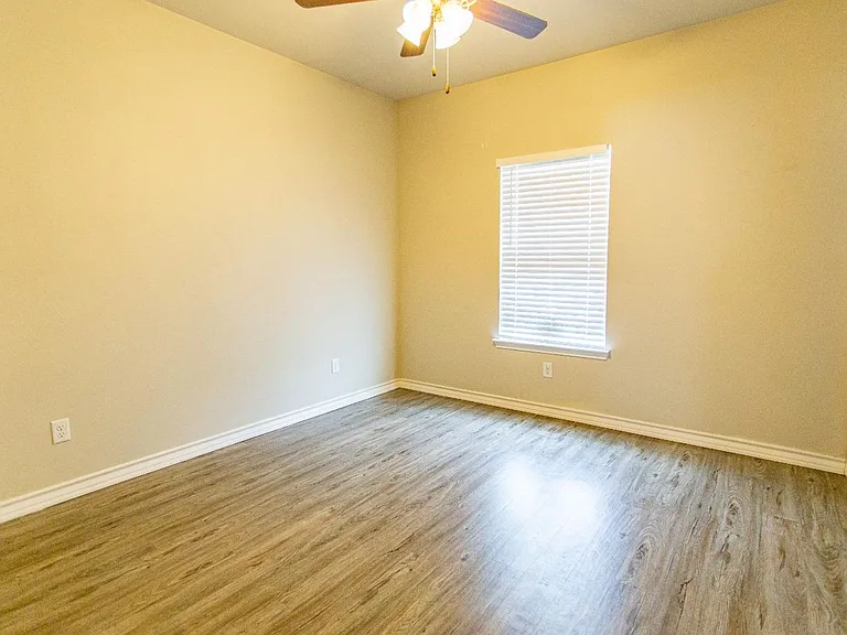 Stunning 4 Bedroom Near Tech — Photo 16
