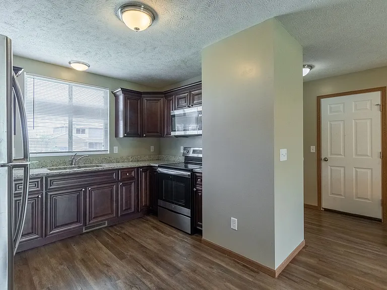 2849 W Rose St — Photo 3