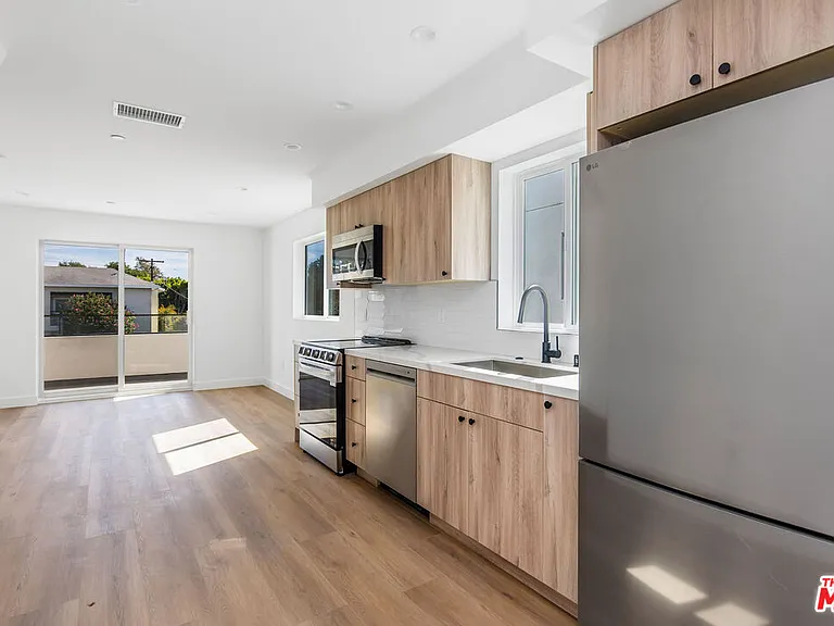 4301 N Tujunga Ave — Photo 2