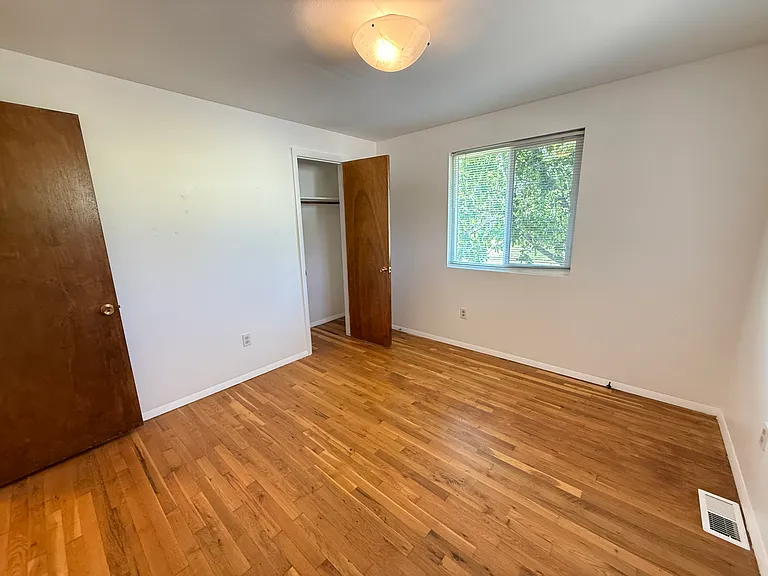 2592 Yarmouth Ave — Photo 13