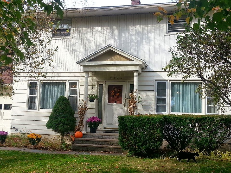 2nd image of 2226 Douglas Cres