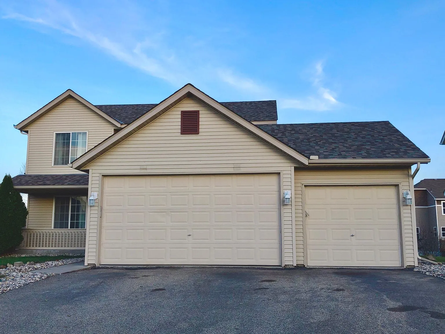 6 bed, 3.5 bath, 2500 sqft, $3,300 — Photo 1