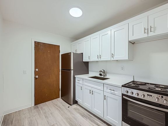 2nd image of 412 E North Bend Way #2