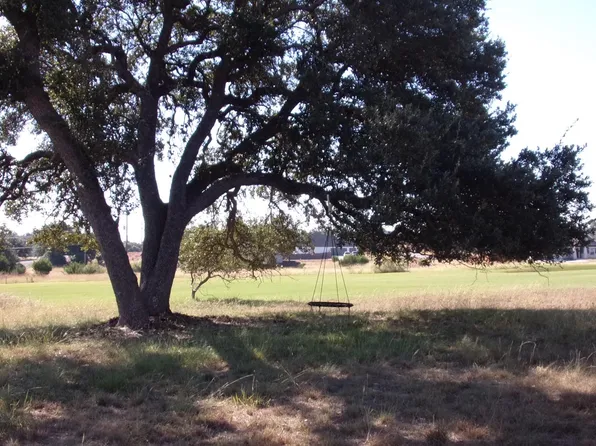 216 N Calvin Barrett Dr, Blanco, TX 78606