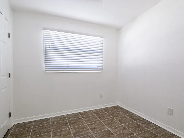 927 W Olympia Ave — Photo 26
