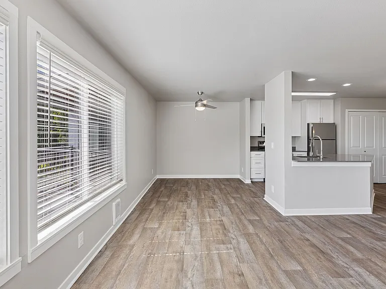 Sunset Summit Apartments — Photo 11