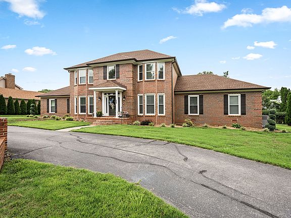 3rd image of 2104 Shannon Dr