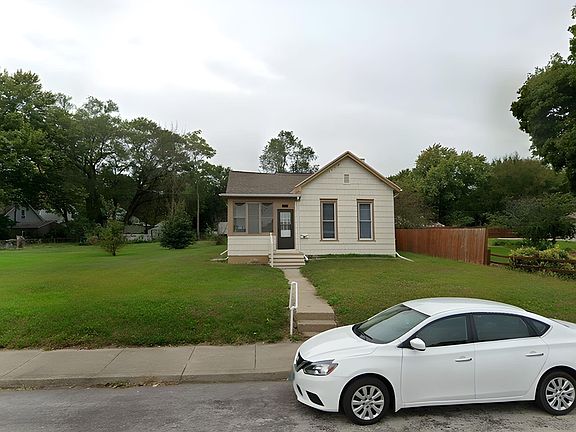 3rd image of 2403 NE Madison Ave