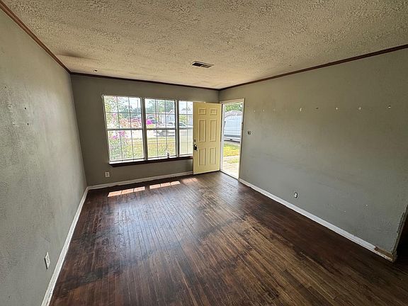 4th image of 2819 Thomas Ave