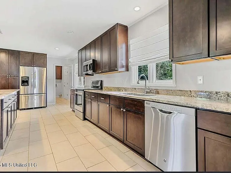 223 Woodbine Dr — Photo 7