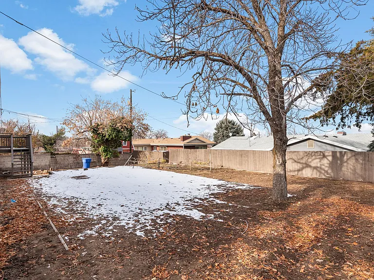 2177 E Castle Hill Ave — Photo 25